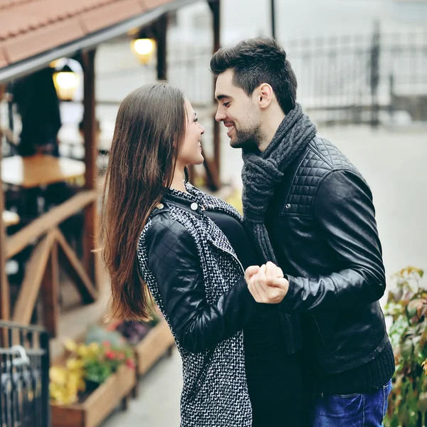 Pareja joven retrato de moda al aire libre —  Fotos de Stock