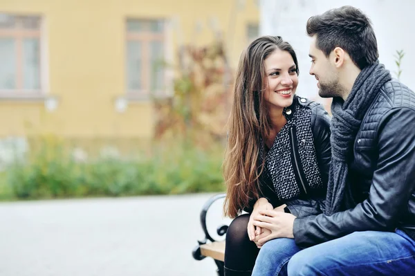 Jonge flirten paar verliefd buiten — Stockfoto