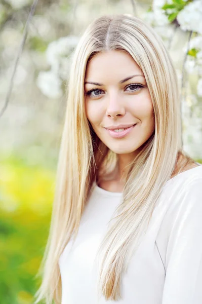 Bella giovane donna bionda faccia da vicino — Foto Stock