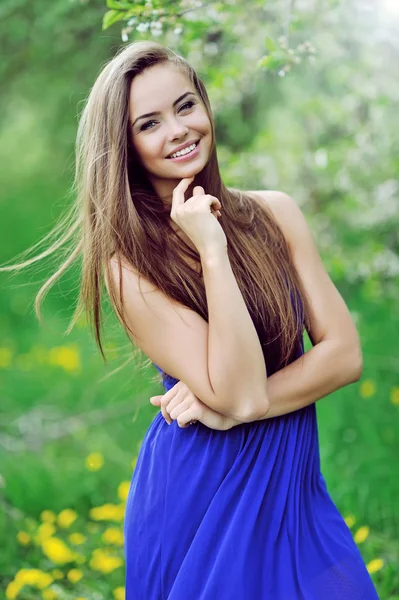 Ritratto di una bella giovane donna felice — Foto Stock