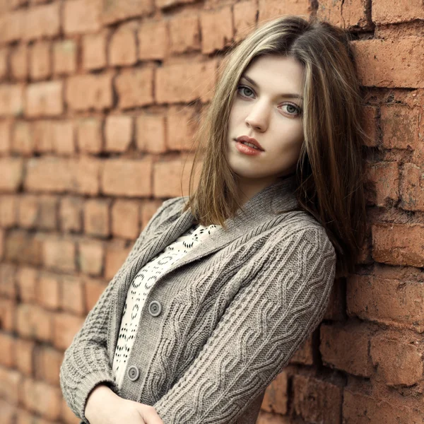 Young beautiful woman outdoor portrait — Stock Photo, Image