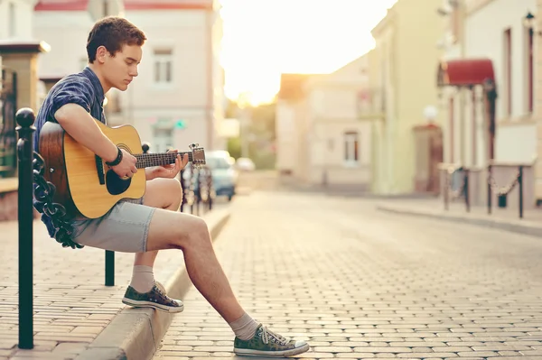 Guapo joven tocando la guitarra —  Fotos de Stock