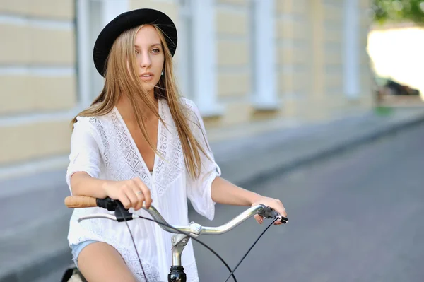 Attraktive junge Frau mit Fahrrad — Stockfoto