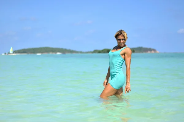 Happy young woman posing by the sea — Stock Photo, Image