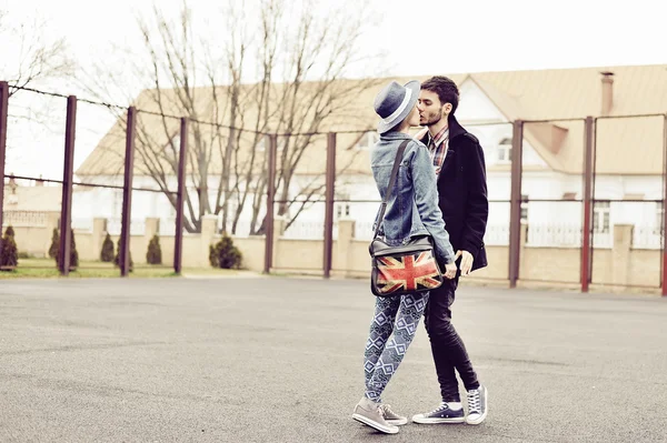 Kyssande par utomhus mode porträtt — Stockfoto