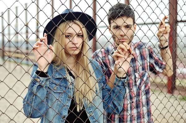 Jóvenes hipsters pareja al aire libre retrato —  Fotos de Stock