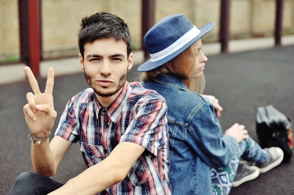 Retrato de moda de hipsters pareja al aire libre —  Fotos de Stock