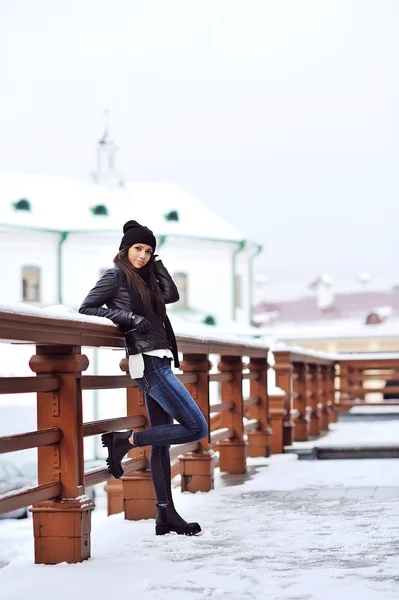 Belle femme en hiver portrait extérieur — Photo