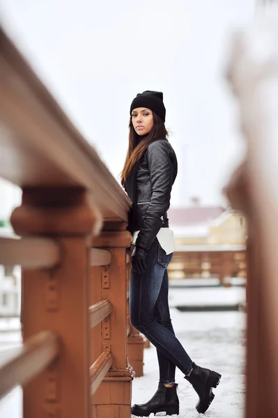 Full body sexy brunette woman outdoor portrait in winter — Stock Photo, Image