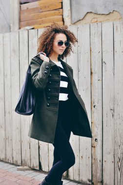 Şehrin sokak yürüyen esmer kadın