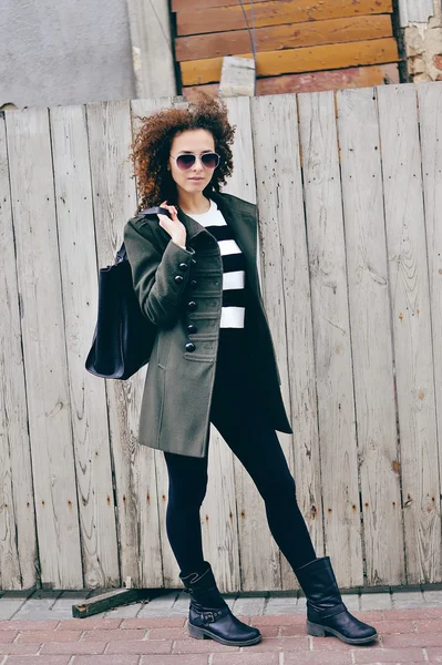 Fashionable stylish girl with bag and jacket wearing sunglasses. — Stock Photo, Image