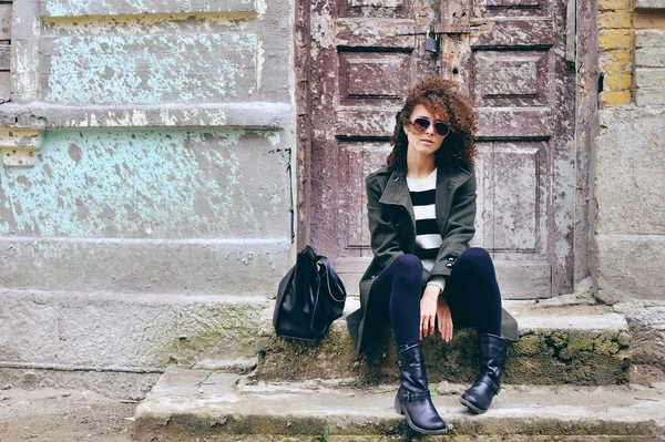 Elegante hermosa mujer morena con gafas de sol con chaqueta —  Fotos de Stock