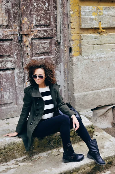 Retrato de menina morena na moda usando óculos de sol ao ar livre — Fotografia de Stock