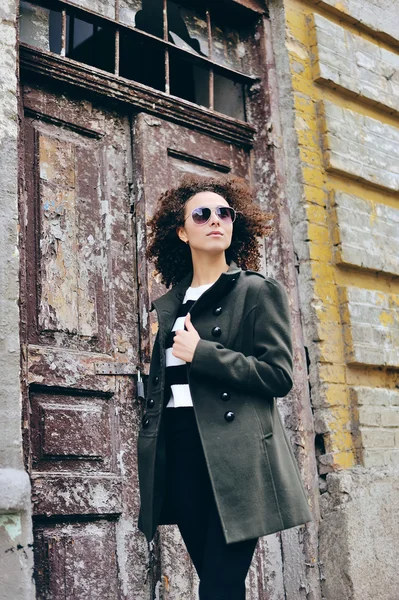 Mujer en gafas de sol retrato de moda al aire libre —  Fotos de Stock