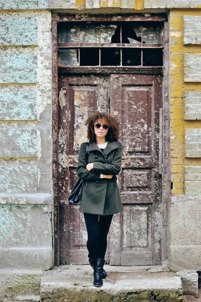 Attractive young woman in sunglasses posing outdoor. Full body p — Stock Photo, Image