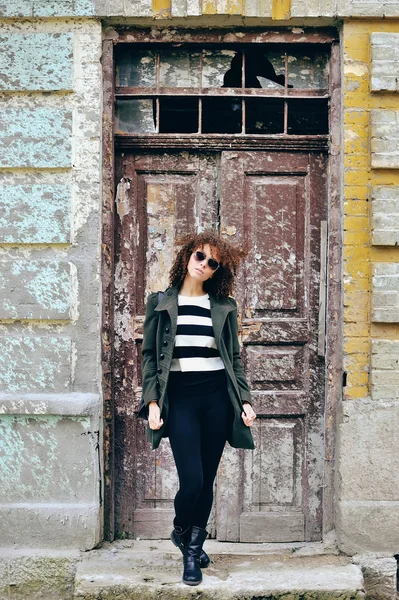 Attractive young woman in sunglasses posing outdoor. Full body p — Stock Photo, Image