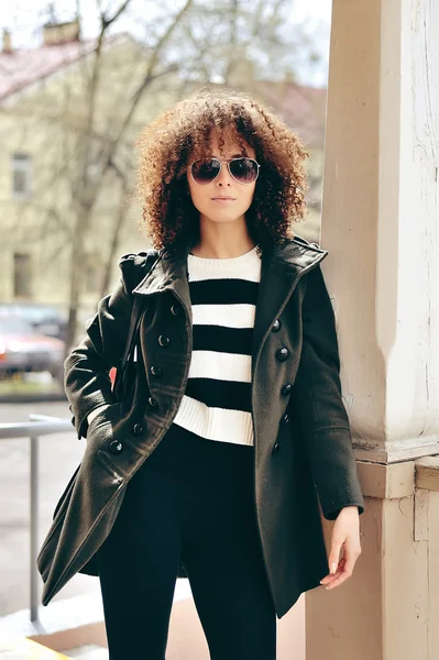 Woman in sunglasses outdoor fashion portrait — Stock Photo, Image