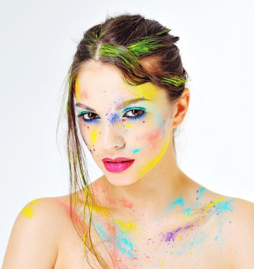 Renkli boya ile güzel kız yüzüne su sıçramalarına