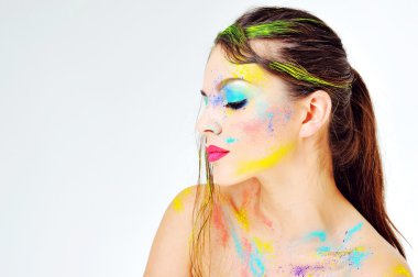 Kadının yüzündeki renkli boya ile yakın çekim