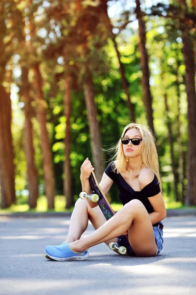 Mode levensstijl, mooie jonge vrouw met skateboard — Stockfoto