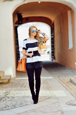 Bir sokakta yürüme çekici genç kadın 