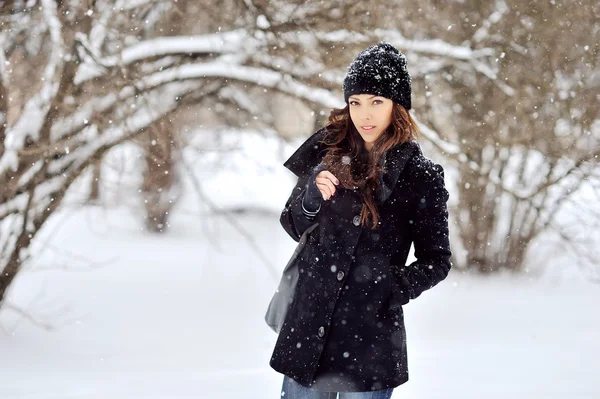 Retrato de una joven en el parque de invierno — Foto de Stock