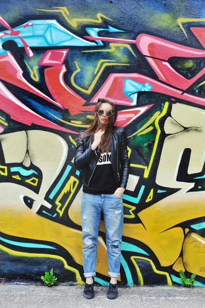 Young hipster woman in front of graffiti wall. Outdoor lifestyle — Stock Photo, Image