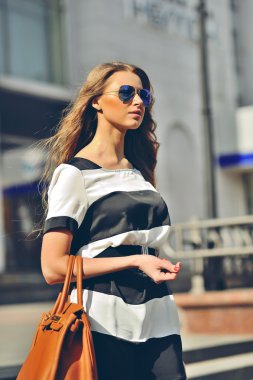 Bir sokakta yürüme çekici genç kadın