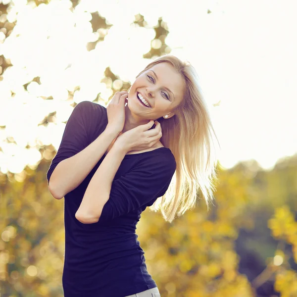 Bela jovem mulher sorrindo — Fotografia de Stock