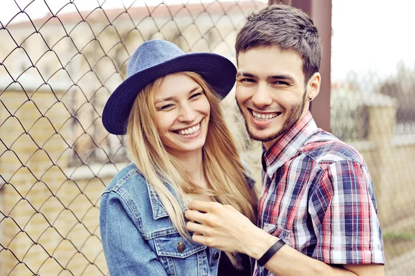 Junges glückliches Paar umarmt und lacht — Stockfoto