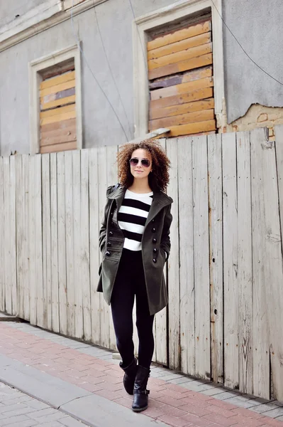 Beautiful woman in sunglasses outdoor fashion portrait — Stock Photo, Image