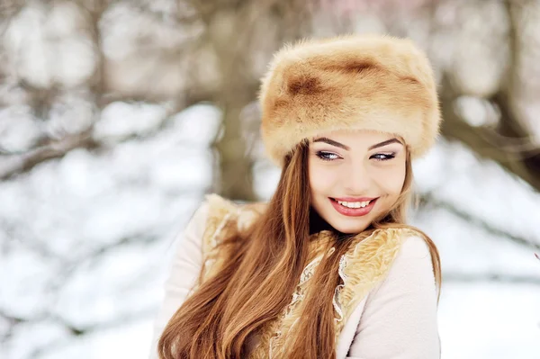 Beautiful siming girl in winter close up — Stock Photo, Image