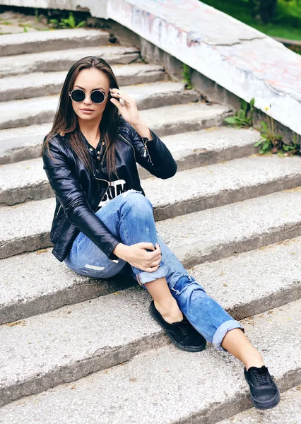 Retrato de moda al aire libre de chica hipster con estilo —  Fotos de Stock