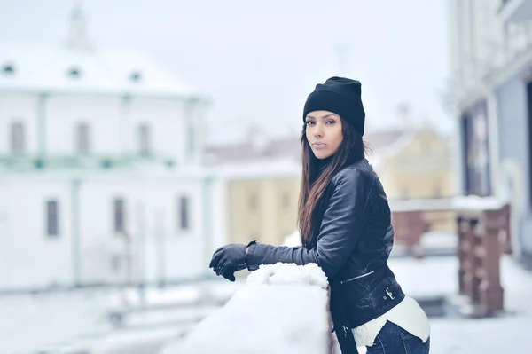 Attractive young woman in wintertime outdoor — Stock Photo, Image