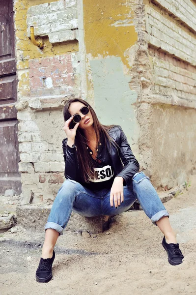 Retrato de mujer hermosa moda con gafas de sol —  Fotos de Stock