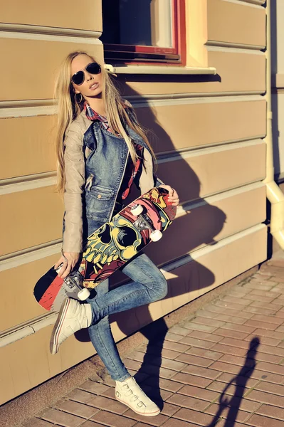 Portrait of stylish young woman in modern cloth in glasses outdo — Stock Photo, Image