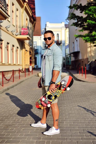 Хипстерский стиль молодой человек со скейтбордом — стоковое фото