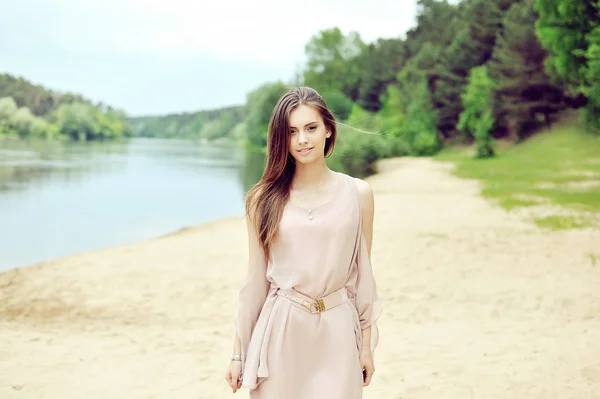 Vacker sensuell ung flicka promenerar på stranden — Stockfoto