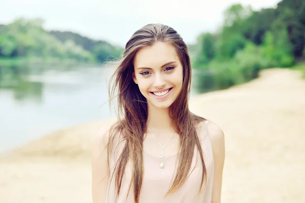 Hermosa chica sonriente — Foto de Stock