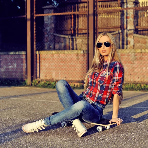 Schöne modische moderne junge Frau in stilvoller Kleidung — Stockfoto