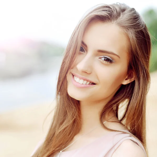 Beautiful brunette model with perfect skin — Stock Photo, Image