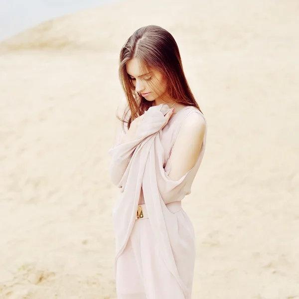 Beautiful girl in elegant dress outdoor portrait — Stock Photo, Image