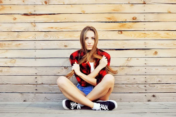 Hermosa chica está en estilo de moda retrato al aire libre —  Fotos de Stock