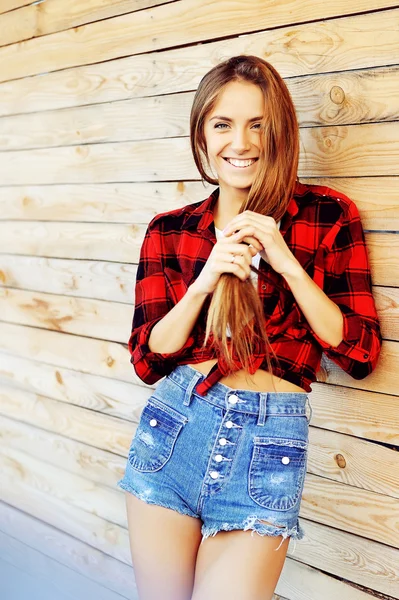 Vacker leende flicka i mode stil utomhus porträtt — Stockfoto