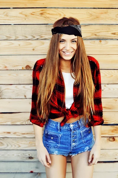 Hermosa mujer hipster sonriente al aire libre —  Fotos de Stock