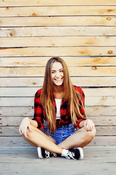 Mooie lachende vrouw. Modieuze jonge meisje portret — Stockfoto