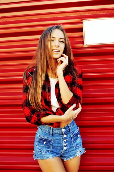 Atractivo retrato de moda al aire libre de mujer joven — Foto de Stock