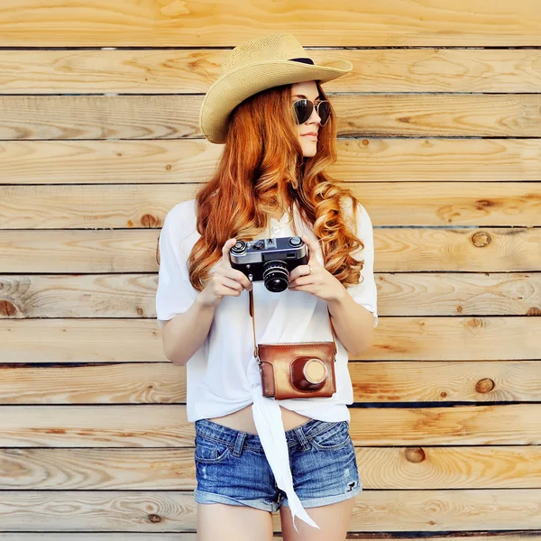 Ritratto di una bella giovane rossa con una macchina fotografica, vite — Foto Stock