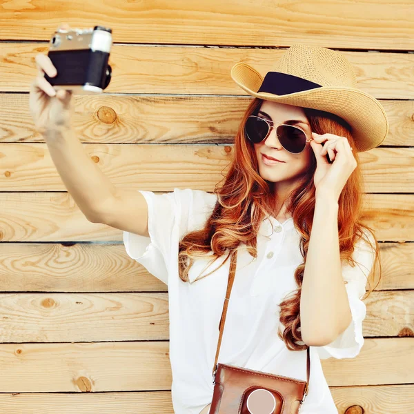 Portrait of pretty young girl taking selfies with old camera — Stock Photo, Image