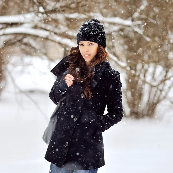 Retrato de uma jovem mulher bonita em tempo nevado — Fotografia de Stock